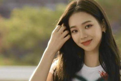 ảnh cô gái cười thu hút ánh nhìn