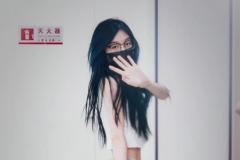 ảnh gái xinh đeo mắt kính che mặt vẫy tay 