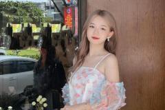 ảnh gái mặc áo hai dây dịu dàng