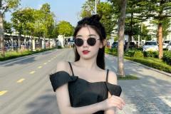 ảnh gái mặc áo hai dây đeo kính