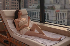 hình gái mặc đồ ngủ ngắm phố