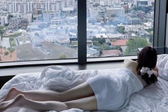 hình gái mặc đồ ngủ ngắm phố bình yên
