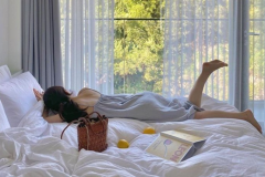 hình gái mặc đồ ngủ trời nắng vàng