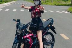 hình gái ngồi xe độ chụp ảnh giữa đường