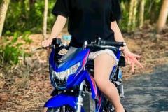 ảnh gái xinh ngồi xe độ cá tính