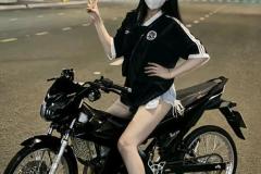 ảnh gái xinh ngồi xe độ đeo kính
