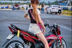 bóng lưng gái xinh ngồi xe độ chất
