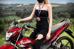 gái xinh ngồi xe độ nóng bỏng