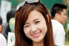 ảnh gái răng khểnh nháy mắt