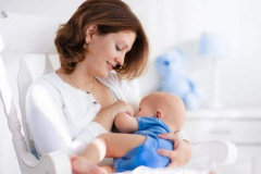 Ảnh gái xinh cho con bú nhìn con hạnh phúc