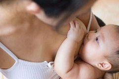 Ảnh gái xinh cho con bú ân cần