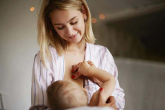 Ảnh gái xinh cho con bú người mẹ hạnh phúc