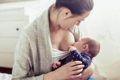 Ảnh gái xinh cho con bú người mẹ hạnh phúc