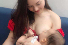 Ảnh gái xinh cho con bú xinh đẹp