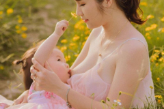 Ảnh gái xinh cho con bú trong vườn hoa