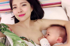 Ảnh gái xinh cho con bú tràn đầy hạnh phúc