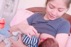 Ảnh gái xinh cho con bú nhìn con yêu thương