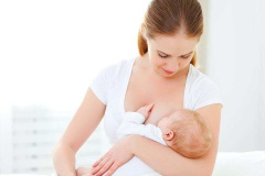 Ảnh gái xinh cho con bú nhìn con hạnh phúc