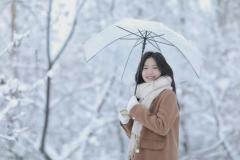 ảnh gái xinh và mùa đông che ô dễ thương