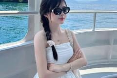 gái xinh 2k4 đeo kính đen