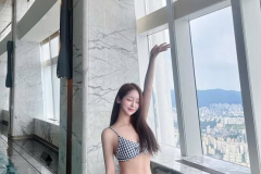 Ảnh gái Hàn mặc bikini họa tiết