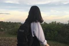 Ảnh cô gái tóc ngắn buồn nhìn xa xăm