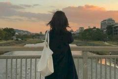 Ảnh cô gái tóc ngắn buồn ngắm sông