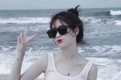ảnh gái xinh đeo kính tinh nghịch