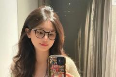 ảnh gái xinh đeo kính selfie