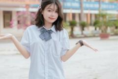 ảnh gái lớp 9 chụp ảnh trên sân trường