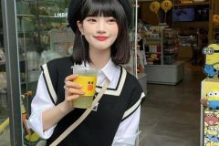 ảnh gái xinh uống trà sữa