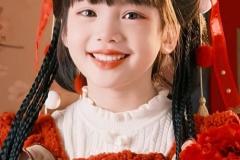 Gái xinh nhỏ tuổi cười rạng rỡ