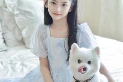 Gái xinh nhỏ tuổi chụp cùng bé cún dễ thương