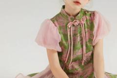 Bé gái nhỏ tuổi ngây thơ