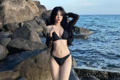 gái xinh tắm biển quyến rũ