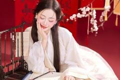 gái xinh ảnh tết bên câu đối đỏ