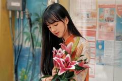 gái xinh ảnh tết ôm cành hoa