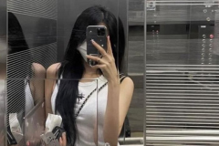 Ảnh gái đẹp tóc dài che mặt trong thang máy