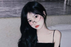 hình gái xinh tóc dài đeo cute