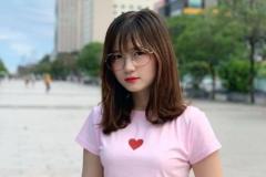 ảnh gái xinh tóc ngắn đeo kính ngây thơ