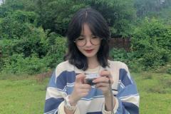 ảnh gái xinh tóc ngắn đeo kính dễ thương