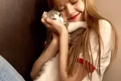 anh-lisa-om-meo-2