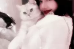 anh-lisa-om-meo-3