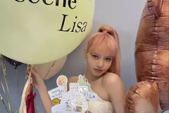 anh-lisa-cam-banh-sinh-nhat-3