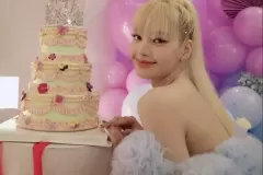 anh-lisa-cam-banh-sinh-nhat-5
