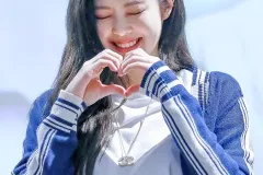jennie-lam-hinh-trai-tim-2