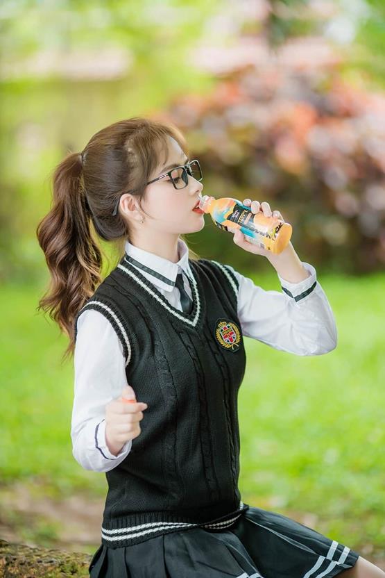 ảnh gái lớp 10 đeo kính uống nước