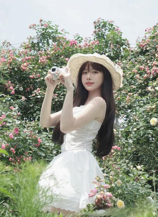 ảnh gái 18 bên vườn hoa