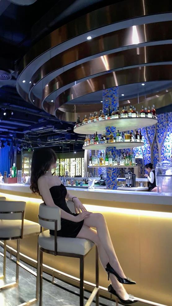 gái đẹp đi bar mặc váy đen ôm body