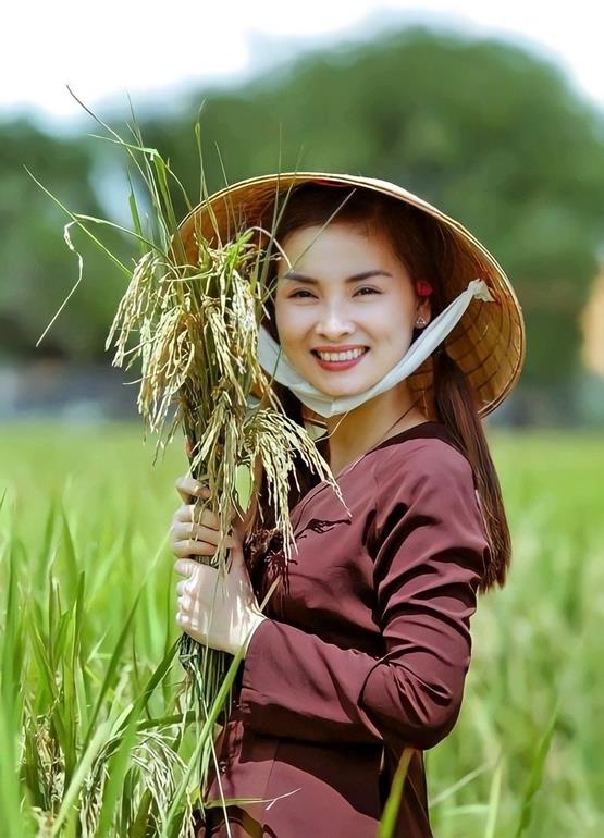 cô gái quê cười tươi bên bông lúa